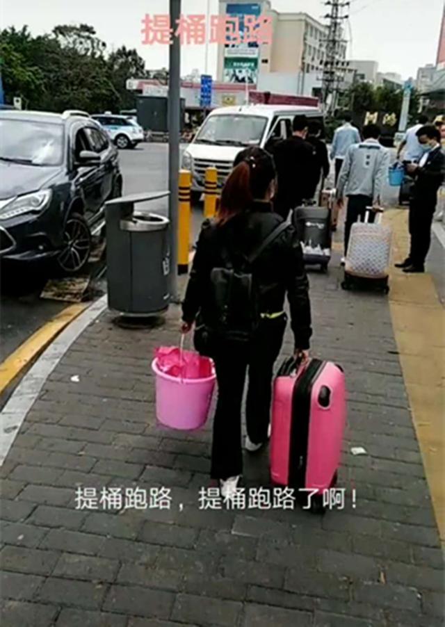 《抖音》提桶跑路梗介绍